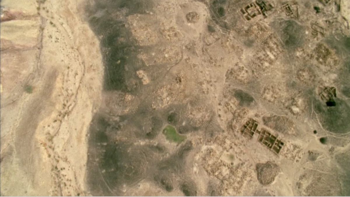 2 Jananne Al Ani Shadow Sites I 2010jpg 1 Jananne Al-Ani, <i>Shadow Sites I</i> [Gölge Alanları I], 2010, 14’22’’<br />
Varşova Modern Sanat Müzesi izniyle<br />
