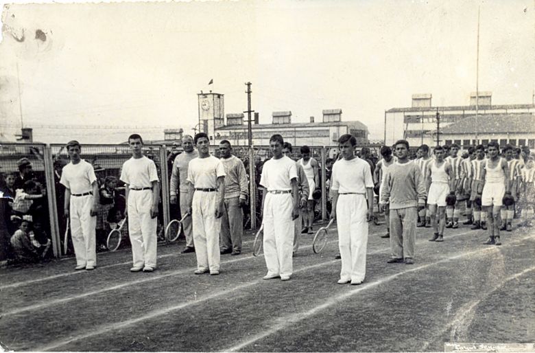 Kağıtspor sporcuları 1. Kağıt Fabrikası önünde, SEKA İzmit, 1950’ler Kağıtspor sporcuları 1. Kağıt Fabrikası önünde, SEKA İzmit, 1950’ler
SEKA Kağıt Müzesi Dokümantasyon Merkezi Arşivi