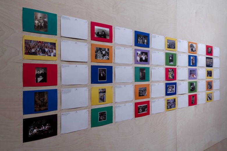 20220122 Elestirel Sergi Turu Duyuru Gorseli İpek Duben, <i>What is a Turk?</i> [Türk Nedir?] (2003)
<i>Ten, Beden, Ben</i> sergisinden fotoğraf: Kayhan Kaygusuz, 2022