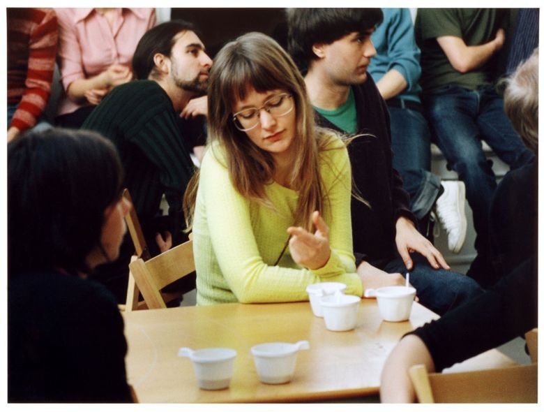 Johanna Billing Van Abbemuseum Koleksiyonu, Eindhoven, Hollanda
<i>Project for a Revolution</i> videosundan bir kare (Hollybush Gardens Gallery)