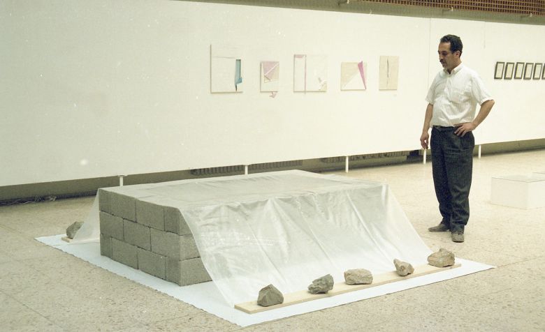 2 Cekdiv314002 Cengiz Çekil <i>Yerleşme</i> işiyle, <i>Toplu Sergi</i>, İzmir Türk-Amerikan Derneği, 1988
Salt Araştırma, Cengiz Çekil Arşivi