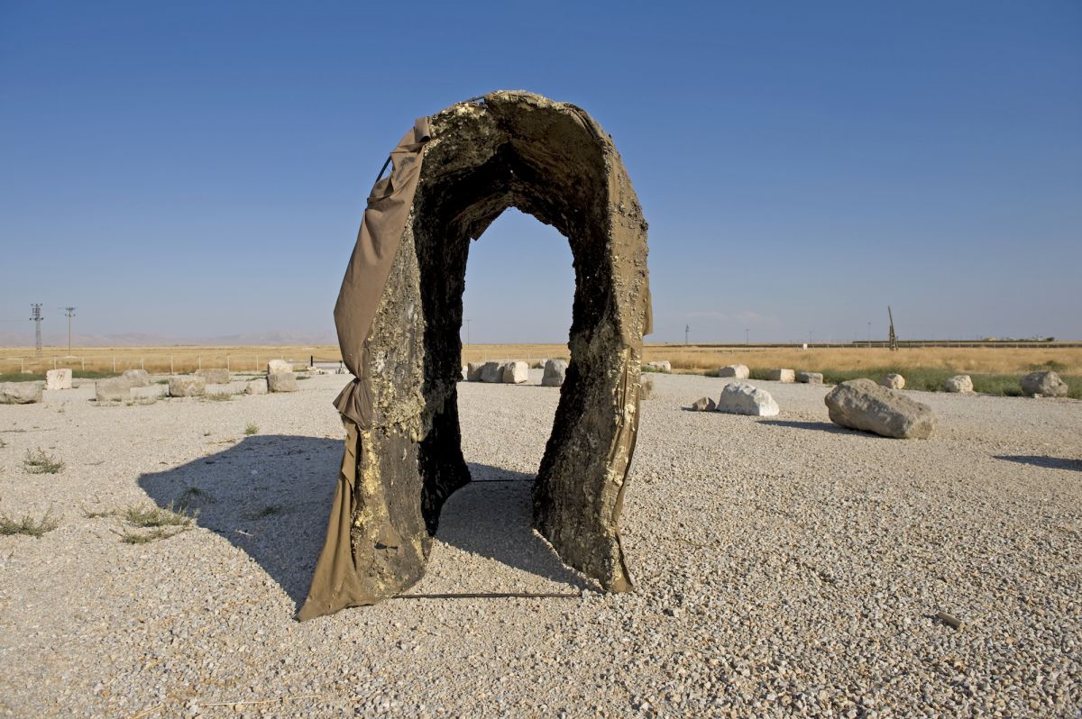 2 Joannarajkowska 2009 Zazadinhanvi Joanna Rajkowska<br />
<i>Props found at Zazadin Han</i> [Zazadin Hanı’nda buluntu dekor], VI<br />
2009<br />
Żak | Branicka, Berlin ve l'étrangère, Londra izniyle