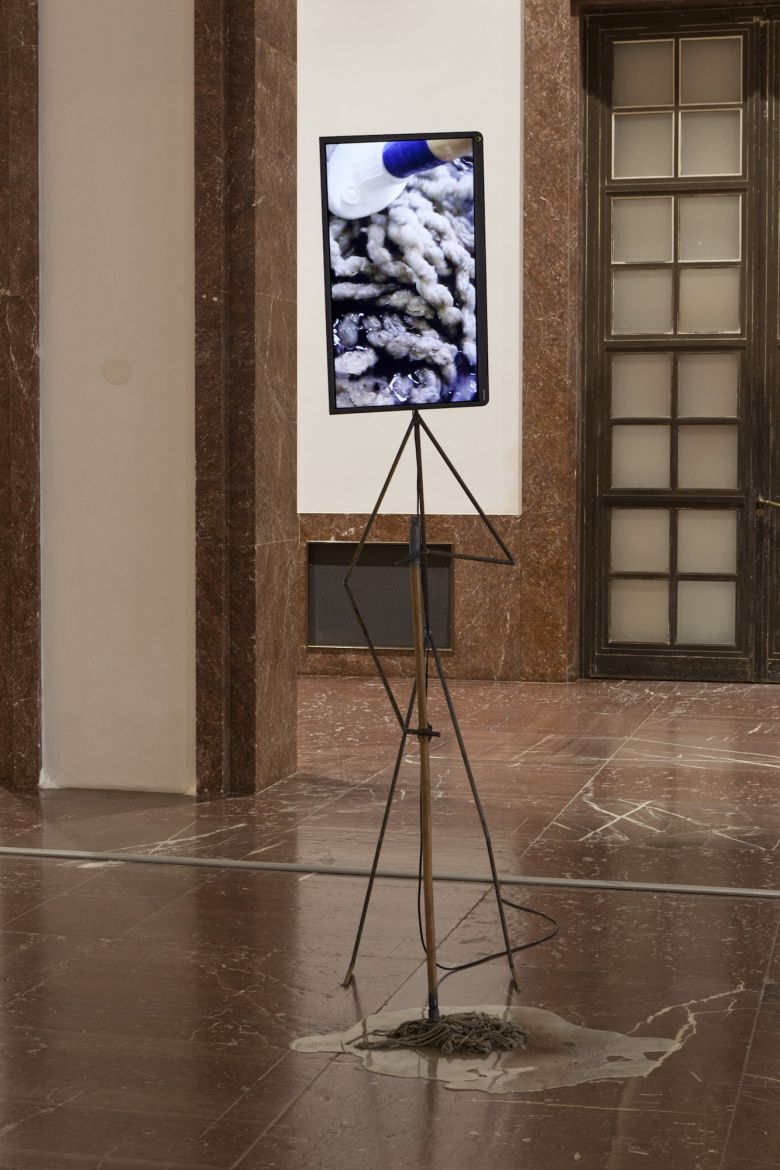 2 Laure Prouvost Laure Prouvost, <i>We would be floating away from the dirty past</i> [Kirli geçmişimizden süzülerek uzaklaşıyorduk], 2015
Fotoğraf: Wilfried Petzi
Sanatçı ile carlier | gebauer (Berlin) ve Nathalie Obadia (Paris) izniyle