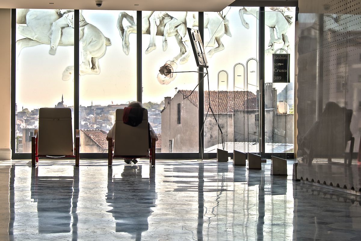 2 Laureprouvost Laure Prouvost, <i>pürüzsüz mermerinizden parlayacak kadar yumuşak ve kavisli</i> (2017)
<i>Sanat Kullanımları: Son Sergi</i>, SALT Galata, 2017
Fotoğraf: Mustafa Hazneci (SALT)