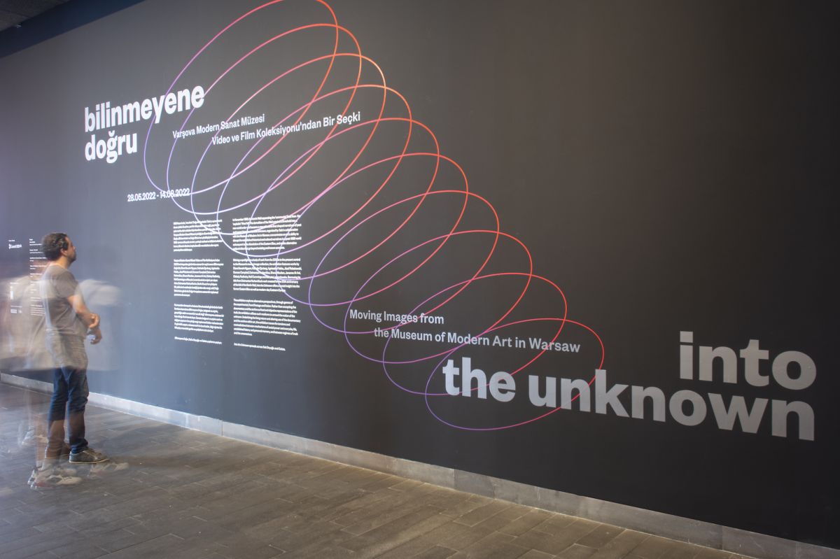 3 <i>Bilinmeyene Doğru</i>, Salt Beyoğlu Forum’da yer alan sergi metni duvarı (Fotoğraf: Mustafa Hazneci) <br /><br />
