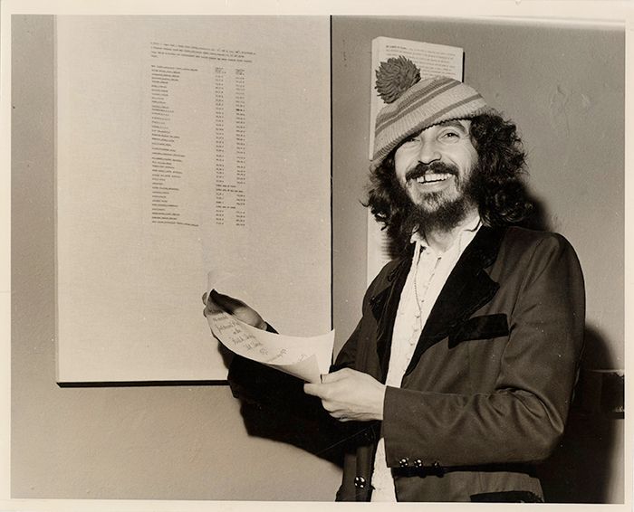 İsmail Saray, British Airways Sanat Ödülü’nü aldığı Eros adlı işinin önünde, 1973 İsmail Saray, British Airways Sanat Ödülü’nü aldığı <i>Eros</i> adlı işinin önünde, 1973