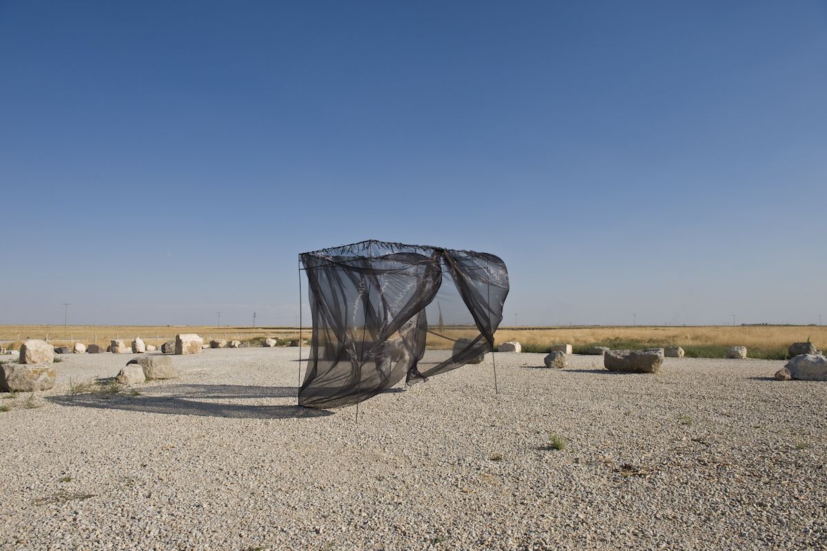 3 Joannarajkowska 2009 Zazadin Hanxi Joanna Rajkowska
<i>Props found at Zazadin Han</i> [Zazadin Hanı’nda buluntu dekor], XI
2009
Żak | Branicka, Berlin ve l'étrangère, Londra izniyle