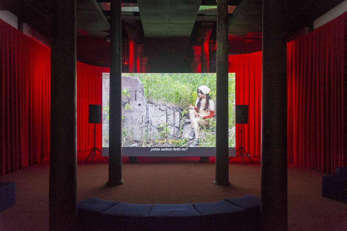 4 1 Salt Beyoğlu Forum’da karşılaşılan ilk görüntü, Diane Severin Nguyen’in <i>IF REVOLUTION IS A SICKNESS</i> [EĞER DEVRİM HASTALIKSA] (2021) filmi (Fotoğraf: Mustafa Hazneci)