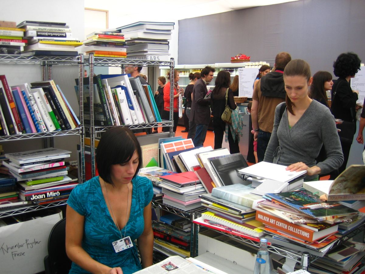 4 Platform’un Frieze Art Fair’daki standı, <i>Collecting Point</i> [Toplama Noktası], Londra, 2006<br />
Salt Araştırma, Platform Arşivi<br />
