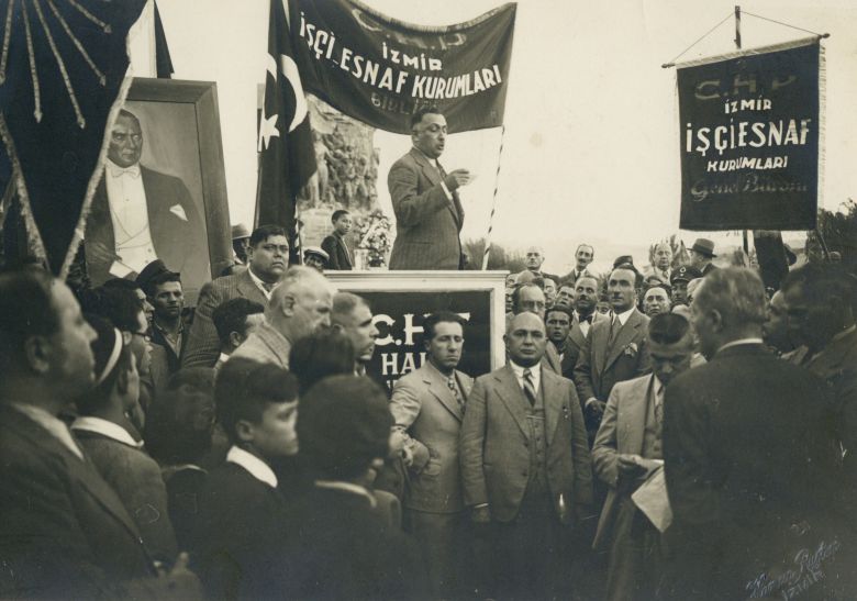 4 Izmir Isci Esnaf Kurumlar Mitingi Tahminen 1930larn Ikinci Yars 1 İzmir İşçi Esnaf Kurumları Mitingi, tahminen 1930’ların ikinci yarısı (Fotoğraf: Hamza Rüstem, İzmir)
Salt Araştırma, Fotoğraf ve Kartpostal Arşivi