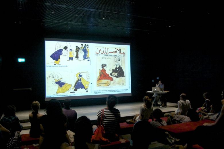 427 Jpg 1200 1200 False Slavs and Tatars sanat kolektifi, SALT Beyoğlu'ndaki sunumlarında, muhtemelen 20. yüzyılın en önemli Müslüman siyasi hiciv dergisinin en ikonik kapak, karikatür ve illüstrasyonlarının bir seçkisinden oluşan MOLLA NASREDDIN: the magazine that would've, could've, should've [NASREDDİN HOCA dergisi: şunu yapabilecekti, yapabilirdi, yapmalıydı] adlı kitaplarını tanıttı. Azerbaycan'ın efsanevi yayını Molla Nasreddin, Kafkas bir Daumier'in illüstrasyonlarını andıran işler sunar ve Fas'tan Hindistan'a geniş bir kitle tarafından takip edilirdi. 1906-1931 yıllarında yayımlanan dergi, günümüzün küresel okurları için halen önem taşıyan cinsiyet ayrımcılığı, eğitim, sömürgecilik ve İslam'ın moderniteyle entegrasyonu gibi aciliyet gerektiren meseleleri işlemekteydi.