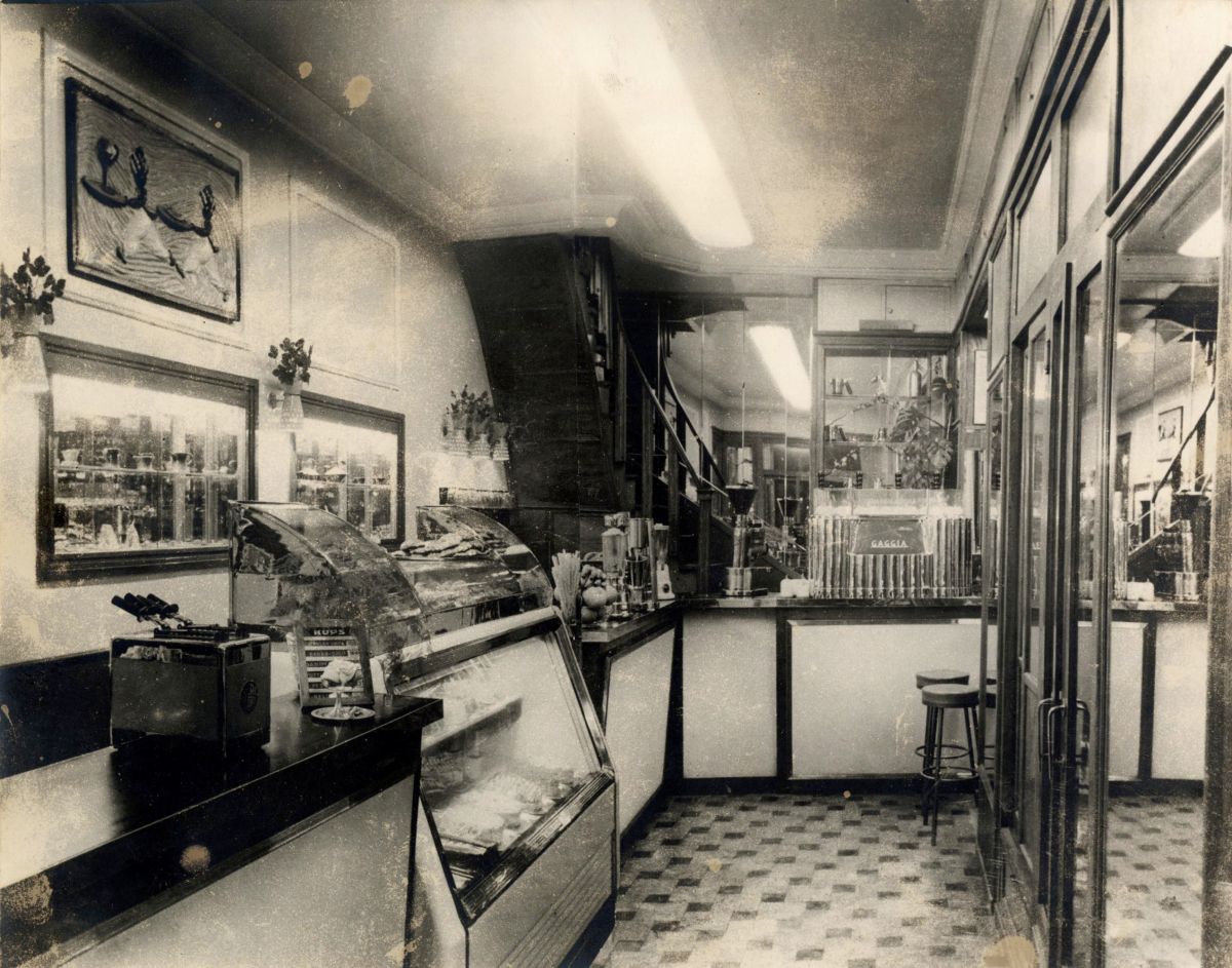 4 Ahistkara266 Karaköy’deki Baylan Pastanesi’nden fotoğraf <br />
Salt Araştırma, Fotoğraf ve Kartpostal Arşivi<br />