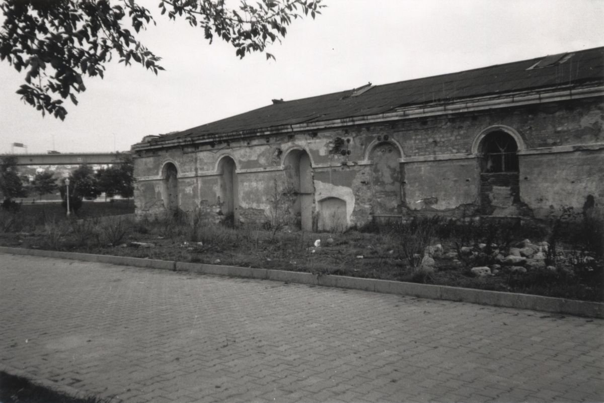 5 Vk3ist458004 <a href="https://archives.saltresearch.org/handle/123456789/9914"target="_none">Feshane, restorasyon öncesi kuzey cephesi</a><br />
Salt Araştırma, Vasıf Kortun Arşivi<br />
