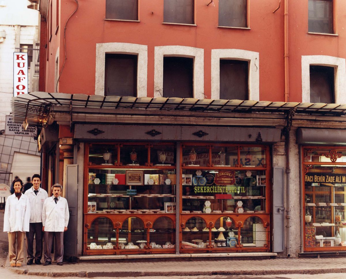 5 Ahistdiv00046 Şekerci Hacı Bekir, 1999<br />
Salt Araştırma, Fotoğraf ve Kartpostal Arşivi <br />