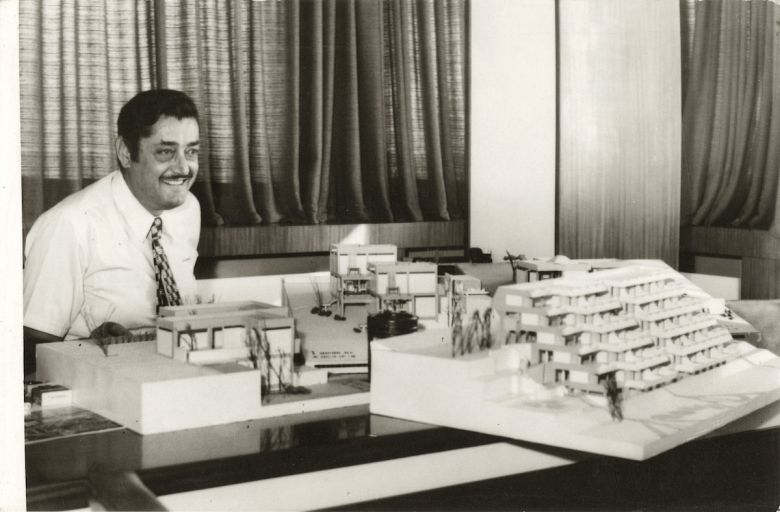 5ozerturk Ar Tur Maket Burhaniye Kaymakamı Özer Türk Ar-Tur maketiyle, 1970
Özer Türk Arşivi