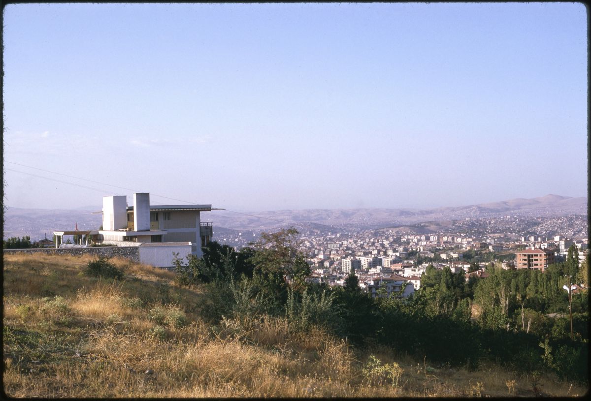 6 1960’ta Sedad Hakkı Eldem tarafından tasarlanan ve uygulaması 1968’de tamamlanan Hindistan Büyükelçilik Konutu, Ankara
