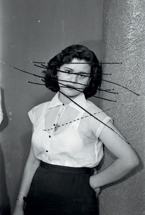 Objects of Study Akram Zaatari’nin 2006 tarihli <i>Objects of Study</i> adli isinden.
Bayan Baqari’nin bir portresini gösteren çizik bir negatiften baski.
Fotograf: Hasim el Madani (1959)
© Zaatari / AIF