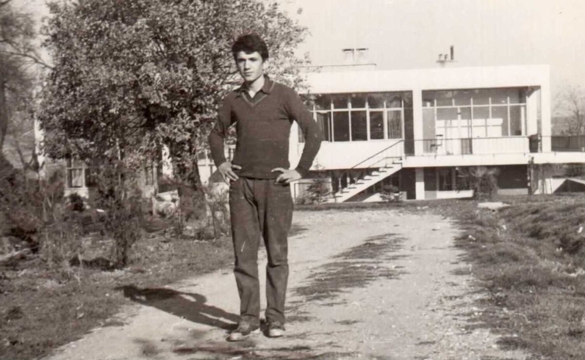 6 Dernek Maslak Ilk Bina Çocuk Dostları Derneği’nin Maslak’taki binası önünde bir yurt öğrencisi, 1950’ler<br />
Süreyya Ağaoğlu Çocuk Dostları Derneği’nin izniyle<br />
