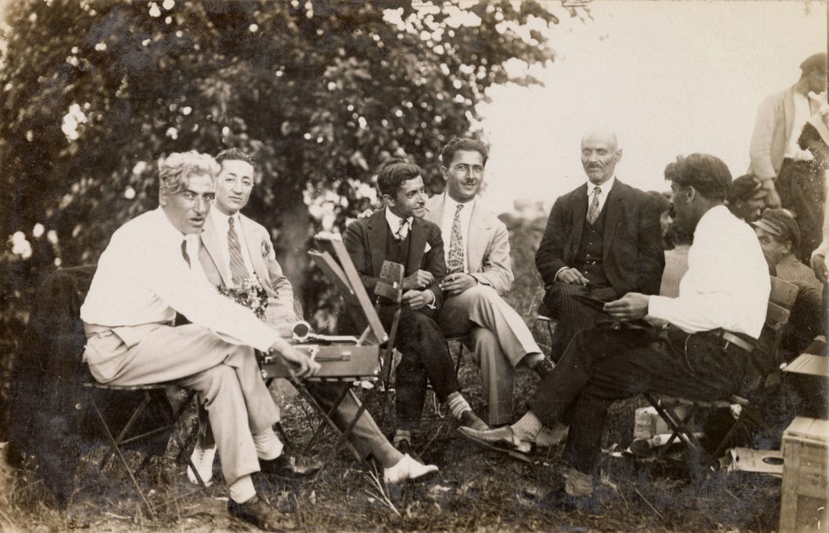 6 Eokbaphal002094 Lâtif Öktem ve öğretmen arkadaşları Mektepler Bayramı’nda Diyarbakır’daki Seman (Gazi) Köşkü’nün bahçesinde, 15 Mayıs 1929 
Salt Araştırma, Öktem ve Barutçuoğlu Arşivi
