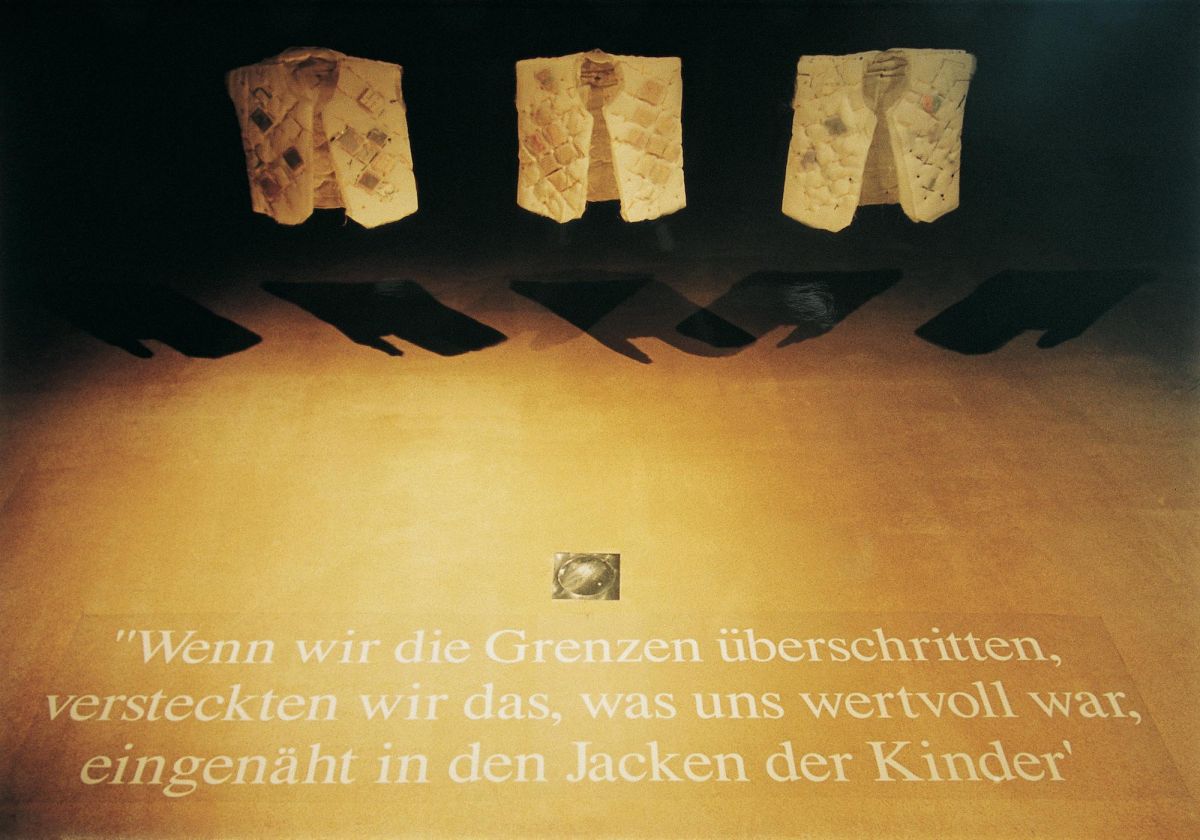 6 Karw230002 <i>Kuryeler</i>, 1991<br />
<i>Courrier</i>, Montréal: Galeria La Centrale, 1994<br />
SALT Araştırma, Gülsün Karamustafa Arşivi