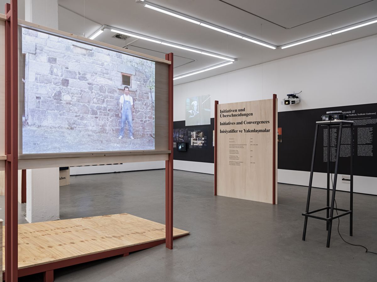 6 Sahnede 90lar The 90s Onstage <i>Sahnede 90’lar</i> sergisinden görünüm, Kunstverein in Hamburg, 2024
Fotoğraf: Fred Dott