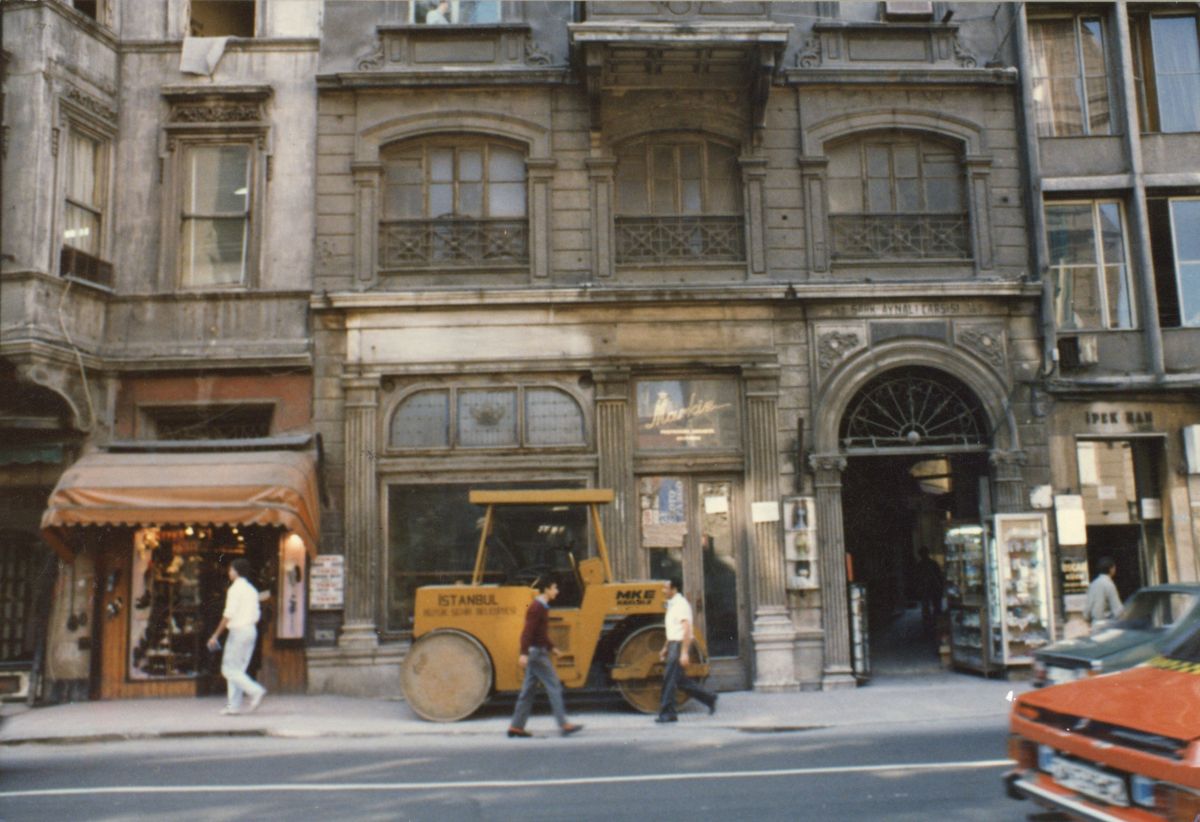 6 Tmkth0111003 Markiz Pastanesi’nin de içinde bulunduğu Şark Pasajı, 1980’ler<br />
Salt Araştırma, Kayıhan Türköz Arşivi <br />