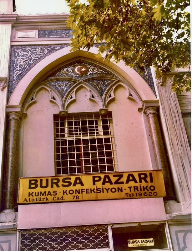 7 1 Alt katı Bursa Pazarı’na dönüştürülmüş banka binası<br />
Fotoğraf: Uğur Cavaç