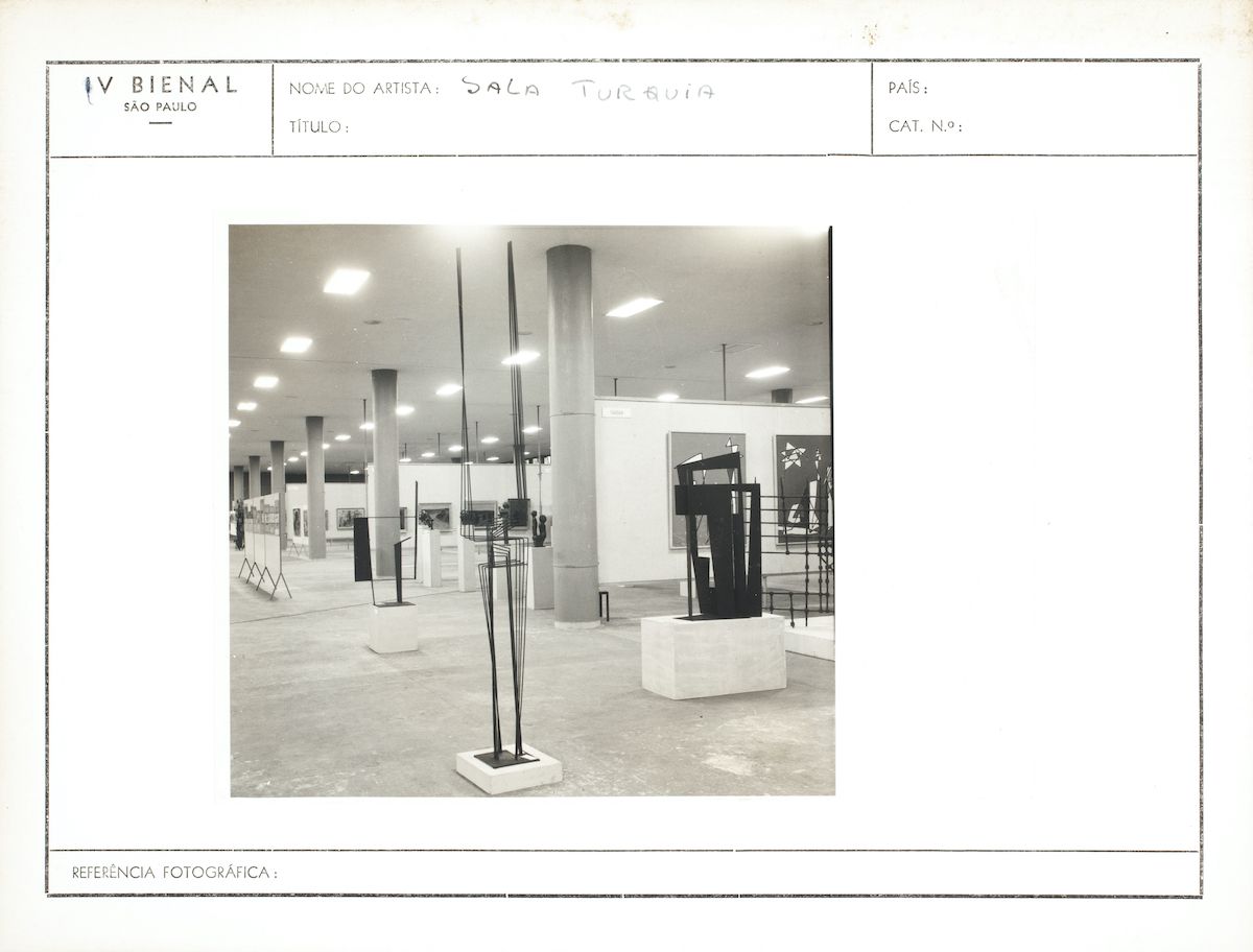 7 Hadi Bara’nın <i>Heykel</i> ve İlhan Koman’ın <i>Heykel-Çubuk</i> etiketiyle sergilenen eserleri.<br />
©Fundação Bienal de São Paulo/Arquivo Histórico Wanda Svevo