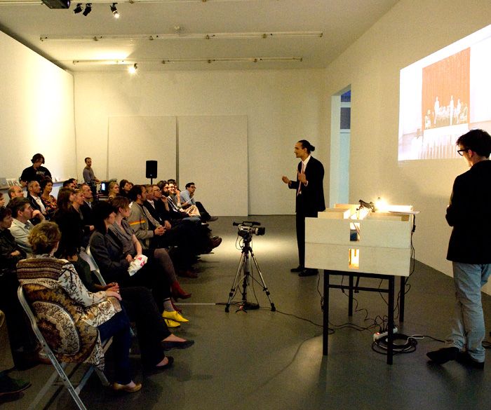 Sunum: Goldin+Senneby <i>The Discreet Charm</i>, 2011
Gothenburg Bienali’nden performans görüntüsü
Fotograf: Kirsten de Graaf