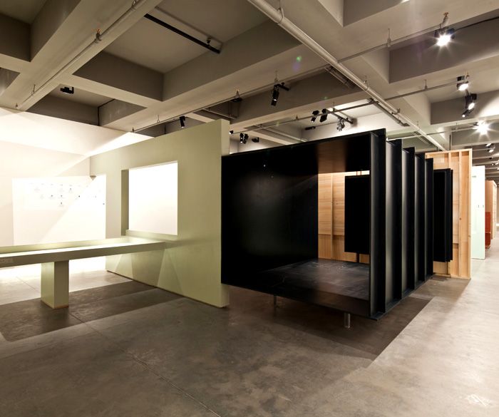 Céline Condorelli Celine Condorelli, <i>Surrounded by the Uninhabitable</i>, 2011
Gri Çalisma, Mavi Çalisma, Yesil Çalisma
<i>Geçmise Hücum</i> sergisinin ardindan, SALT Galata
Fotograf: Refik Anadol