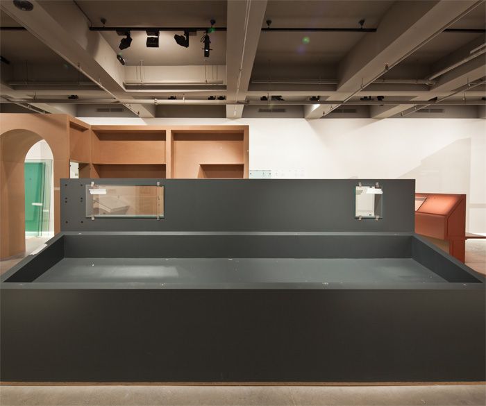 1_4_deinstall Céline Condorelli, <i>Surrounded by the Uninhabitable</i> [Yasanmazlikla Çevrili], 2011
Kursun Çalisma, MDF Çalisma 
<i>Geçmise Hücum</i> sergisinin ardindan, SALT Galata
Fotograf: Refik Anadol