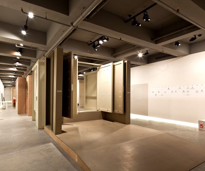 2__deinstall Céline Condorelli, <i>Surrounded by the Uninhabitable</i> [Yasanmazlikla Çevrili], 2011
Kahverengi Çalisma 
<i>Geçmise Hücum</i> sergisinin ardindan, SALT Galata
Fotograf: Refik Anadol