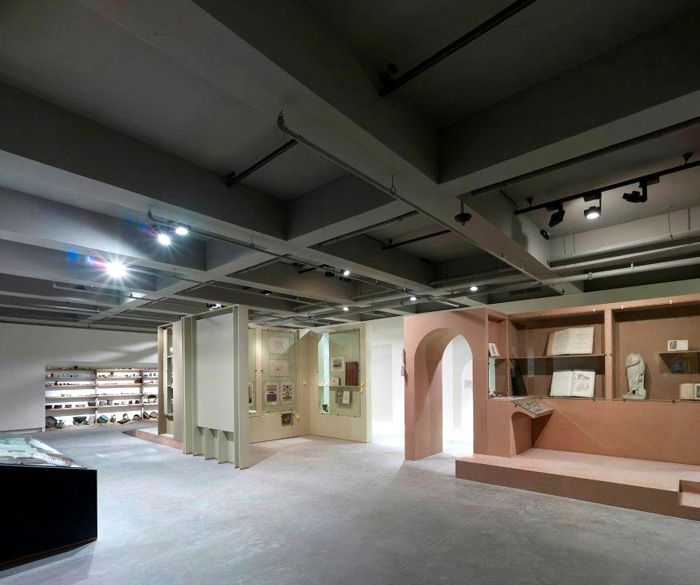 2_3_4 Céline Condorelli, <i>Surrounded by the Uninhabitable</i> [Yasanmazlikla Çevrili], 2011
Kahverengi Çalisma, Beyaz Çalisma, MDF Çalisma
<i>Geçmise Hücum</i> sergisinden, SALT Galata
Fotograf: Refik Anadol