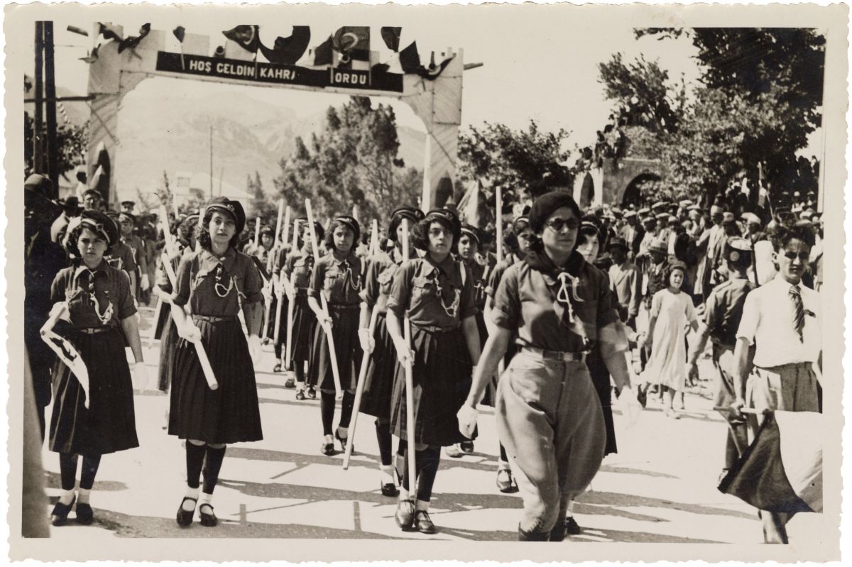 7 Eokbaphal00300301 Hatay’ın Türkiye’ye katılma törenlerinde kız izci grubu taktan geçiş yaparken, 23 Temmuz 1939
Salt Araştırma, Öktem ve Barutçuoğlu Arşivi
