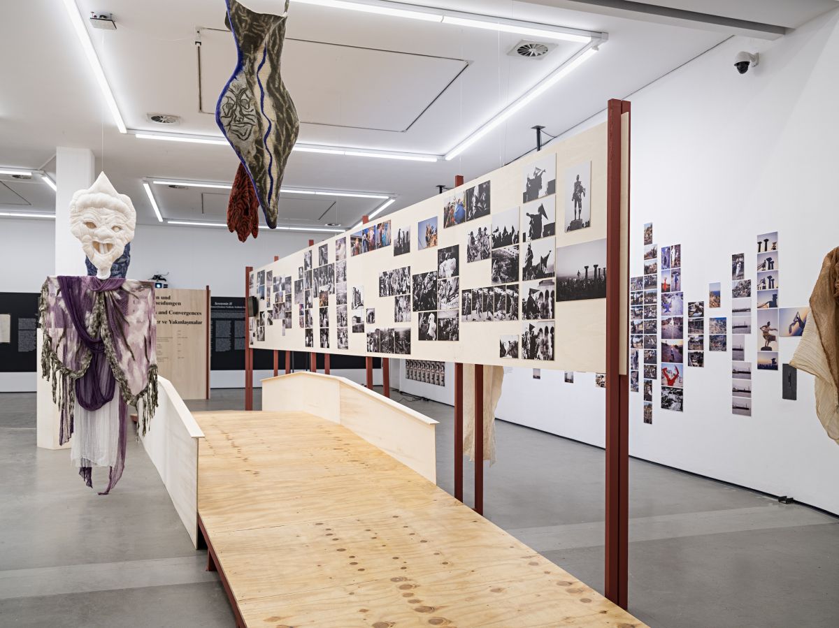 7 Sahnede 90lar The 90s Onstage <i>Sahnede 90’lar</i> sergisinden görünüm, Kunstverein in Hamburg, 2024
Fotoğraf: Fred Dott