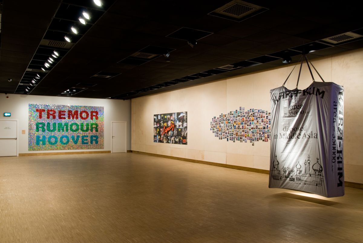 8 <i>“Ben bir stüdyo sanatçısı değilim”</i> sergisinden görünüm, Salt Beyoğlu, 2011 (Fotoğraf: Serkan Taycan)