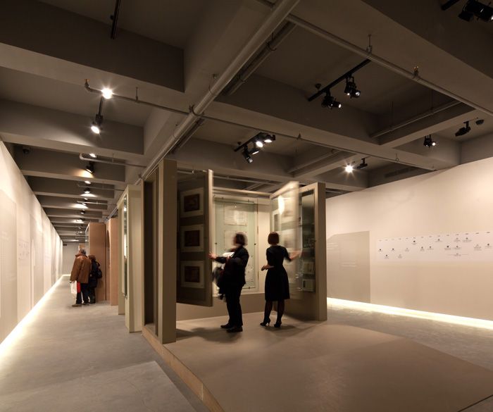 2 Céline Condorelli, <i>Surrounded by the Uninhabitable</i> [Yasanmazlikla Çevrili], 2011
Kahverengi Çalisma 
<i>Geçmise Hücum</i> sergisinden, SALT Galata
Fotograf: Refik Anadol