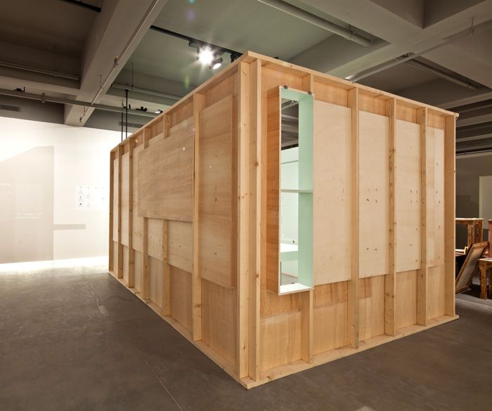 5_6_deinstall Céline Condorelli, <i>Surrounded by the Uninhabitable</i> [Yasanmazlikla Çevrili], 2011
Kirmizi Çalisma, Yesil Çalisma
<i>Geçmise Hücum</i> sergisinin ardindan, SALT Galata
Fotograf: Refik Anadol