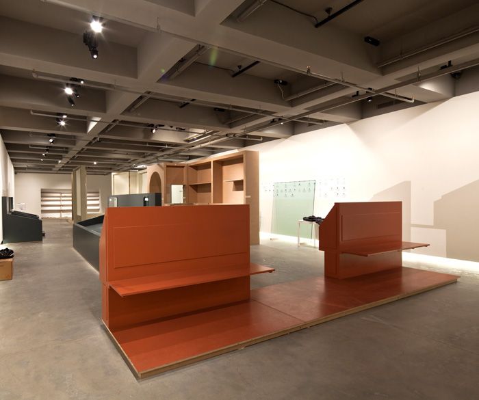 5_deinstall Céline Condorelli, <i>Surrounded by the Uninhabitable</i> [Yasanmazlikla Çevrili], 2011
Kirmizi Çalisma
<i>Geçmise Hücum</i> sergisinin ardindan, SALT Galata
Fotograf: Refik Anadol