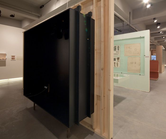 7_6 Céline Condorelli, <i>Surrounded by the Uninhabitable</i> [Yasanmazlikla Çevrili], 2011
Mavi Çalisma, Yesil Çalisma
<i>Geçmise Hücum</i> sergisinden, SALT Galata
Fotograf: Refik Anadol