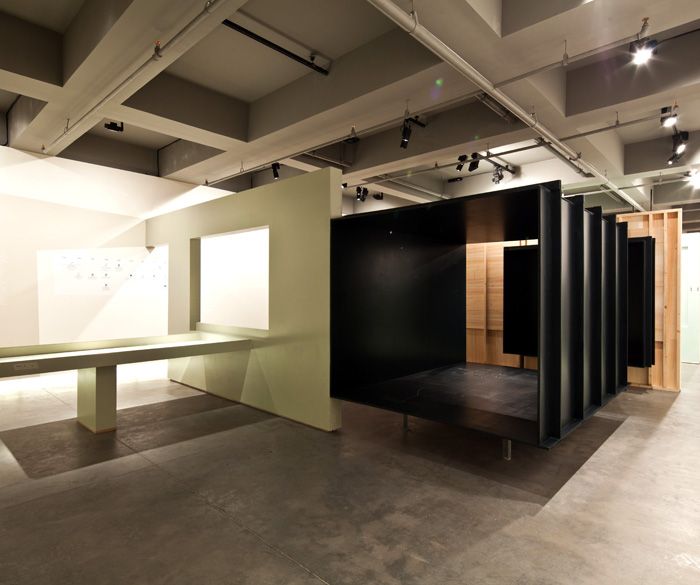 8_7_6_deinstall Céline Condorelli, <i>Surrounded by the Uninhabitable</i> [Yasanmazlikla Çevrili], 2011
Gri Çalisma, Mavi Çalisma, Yesil Çalisma
<i>Geçmise Hücum</i> sergisinin ardindan, SALT Galata
Fotograf: Refik Anadol