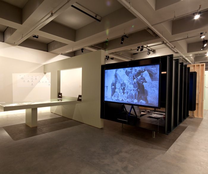 8_7_6 Céline Condorelli, <i>Surrounded by the Uninhabitable</i> [Yasanmazlikla Çevrili], 2011
Gri Çalisma, Mavi Çalisma, Yesil Çalisma
<i>Geçmise Hücum</i> sergisinden, SALT Galata
Fotograf: Refik Anadol