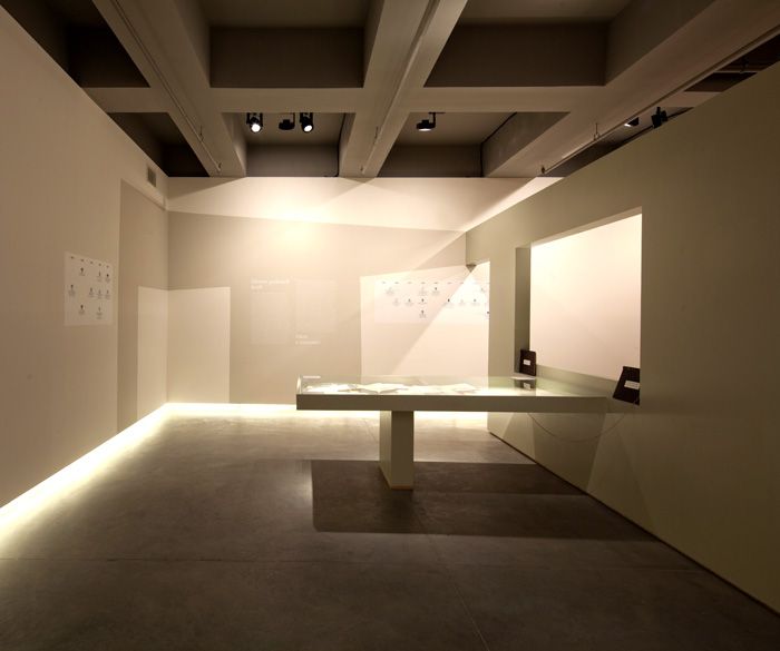 8 Céline Condorelli, <i>Surrounded by the Uninhabitable</i> [Yasanmazlikla Çevrili], 2011
Gri Çalisma
<i>Geçmise Hücum</i> sergisinden, SALT Galata
Fotograf: Refik Anadol