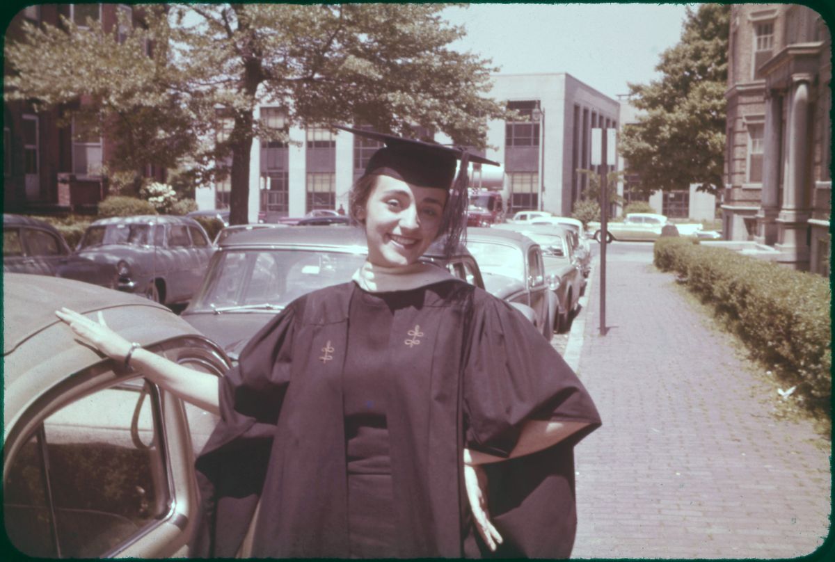 9 Ayla Karacabey, Harvard Üniversitesi’ndeki mezuniyet töreninde, 1960