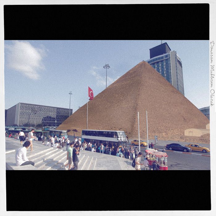  Isil Egrikavuk, <i>Dönüsüm Muhtesem Olacak!</i>, 2012<br />
Sanatçinin izniyle