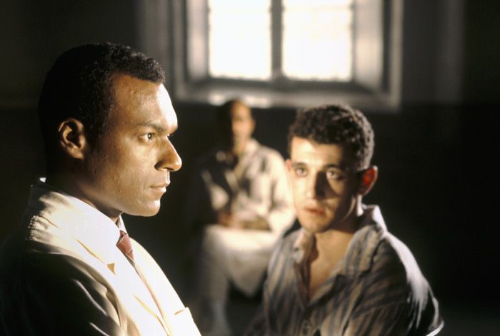 FRANTZ FANON Isaac Julien<br />
<i>FRANTZ FANON: Peau Noire, Masque Blanc</i>’dan (1996) görüntü<br />
Sanatçinin ve Victoria Miro Gallery’nin (Londra) izniyle