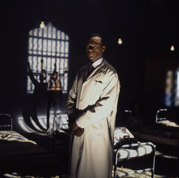 FRANTZ FANON Isaac Julien<br />
<i>FRANTZ FANON: Peau Noire, Masque Blanc</i>’dan (1996) görüntü<br />
Sanatçinin ve Victoria Miro Gallery’nin (Londra) izniyle