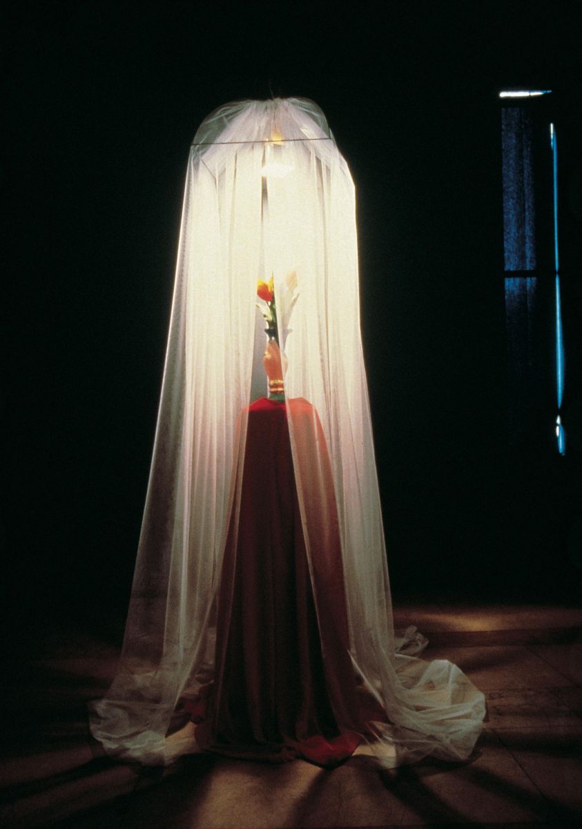 9 Karw231 <i>Abide 1</i>, 1987<br />
<i>4. Öncü Türk Sanatından Bir Kesit</i>, İstanbul: Atatürk Kültür Merkezi Galerisi, 1987<br />
SALT Araştırma, Gülsün Karamustafa Arşivi<br />
