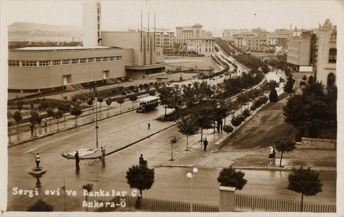 Ahanka027 Ankara Sergi Evi ve Bankalar Caddesi<br />
Salt Araştırma, Fotoğraf ve Kartpostal Arşivi<br />
