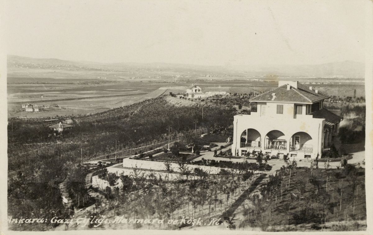 Ahanka079 1 Salt Araştırma, Fotoğraf ve Kartpostal Arşivi’nden fotoğraflar:
Atatürk Orman Çiftliği’nin genel görünümü ve Marmara Köşkü
